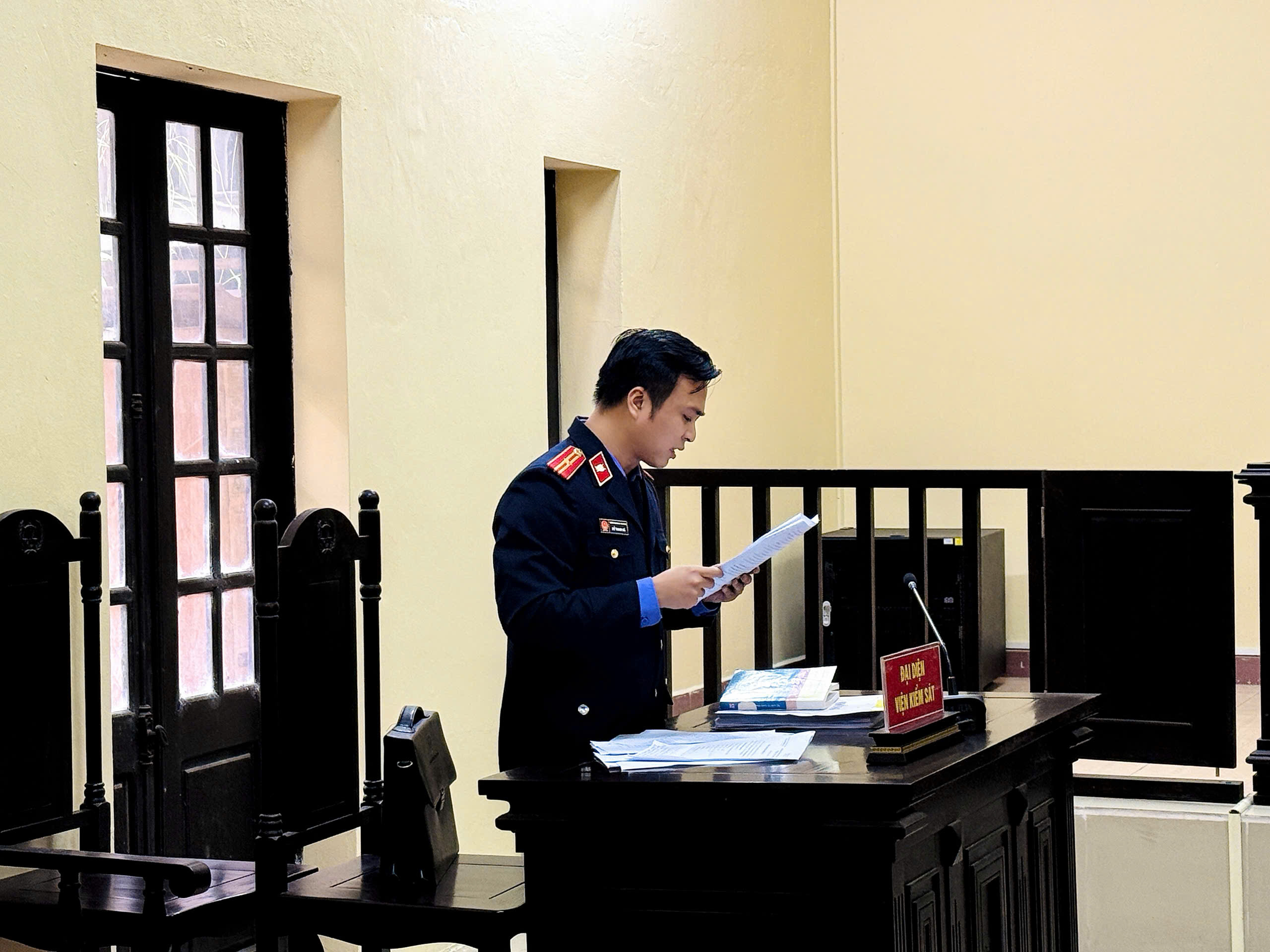 Kiểm sát viên trình bày bản luận tội đối với bị cáo